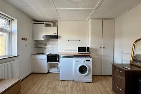 Studio to rent, Horn Lane, Acton, W3