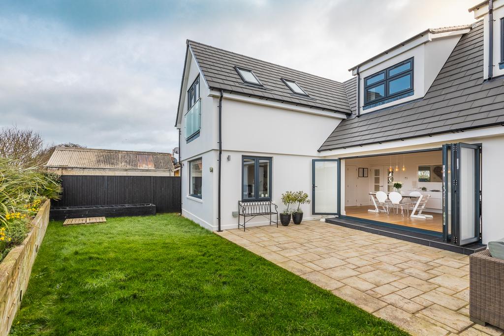 Baugy Estate, St. Martin, Guernsey 5 bed detached house for sale £1,195,000