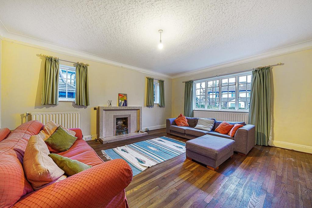 Foxgrove Avenue, Beckenham 5 bed detached house £1,500,000
