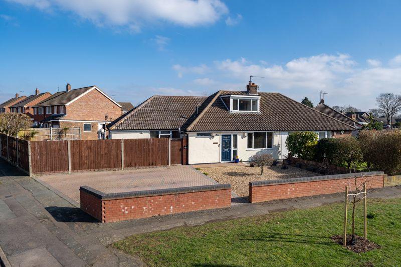 Manor Road, Caddington 5 bed bungalow £550,000
