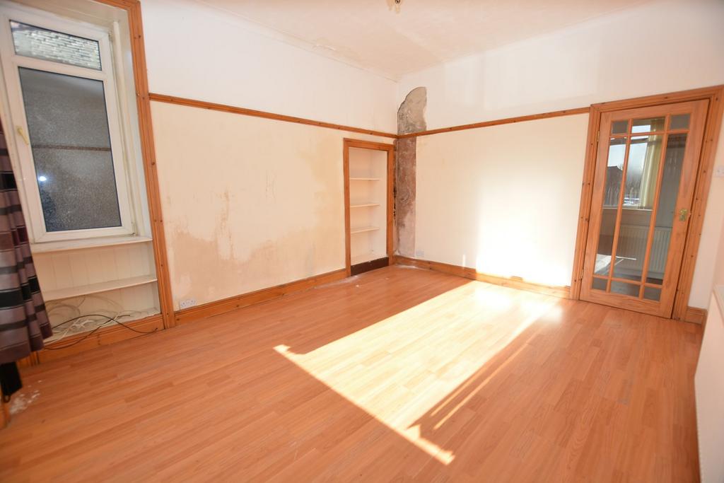 Irvine Road, Crosshouse, Kilmarnock, KA2 2 bed flat £19,995
