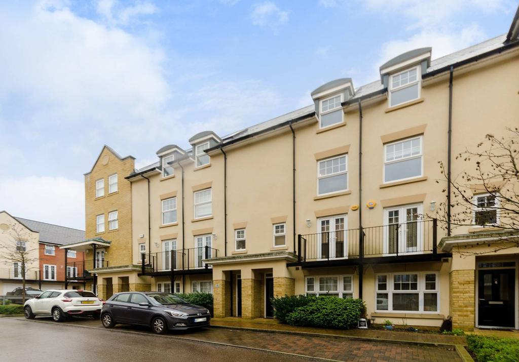 Renwick Drive, Bromley, BR2 4 bed house £2,950 pcm (£681 pw)