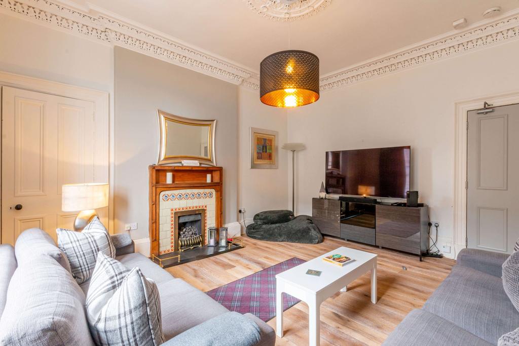 Roseneath Terrace Edinburgh EH9 1JS... 3 bed flat £2,300 pcm (£531 pw)