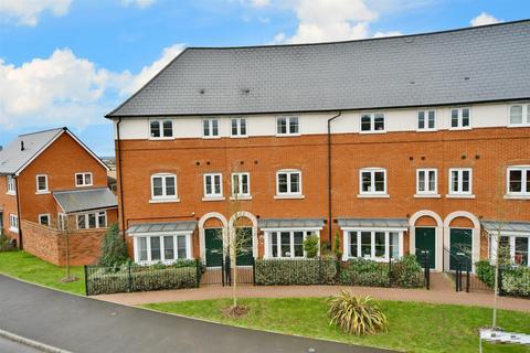 4 bedroom townhouse for sale - Village Road, Wouldham, Rochester, Kent