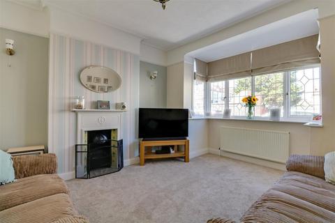 3 bedroom semi-detached house to rent, Ronald Park Avenue, Westcliff-on-sea, SS0