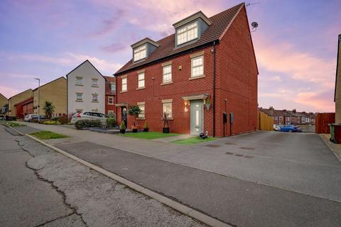 3 bedroom semi-detached house for sale - Turnberry Avenue, Ackworth, Pontefract WF7 7FB