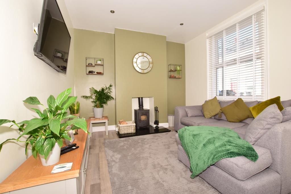 Afghan Road Broadstairs CT10 2 bed terraced house £1,000 pcm (£231 pw)