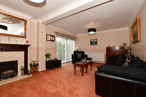 79 Capelands, New Ash Green, Longfield, DA3 8LQ