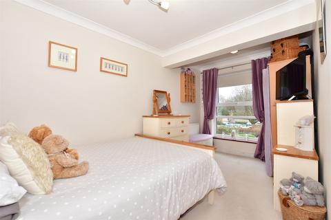 79 Capelands, New Ash Green, Longfield, DA3 8LQ