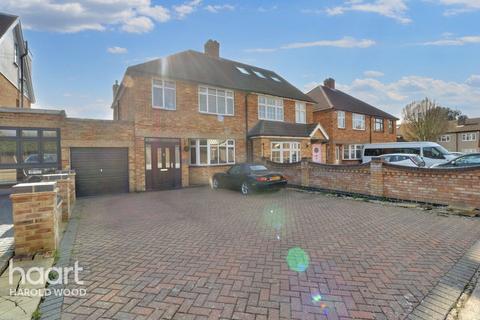 4 Lynross Close, Romford, RM3 0HB