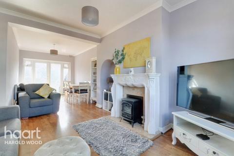 4 Lynross Close, Romford, RM3 0HB