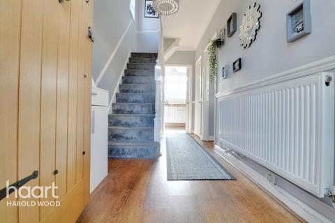 4 Lynross Close, Romford, RM3 0HB