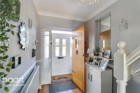 4 Lynross Close, Romford, RM3 0HB