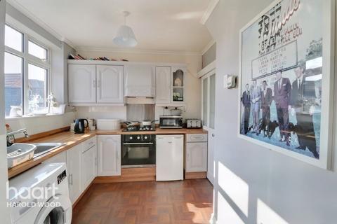 4 Lynross Close, Romford, RM3 0HB