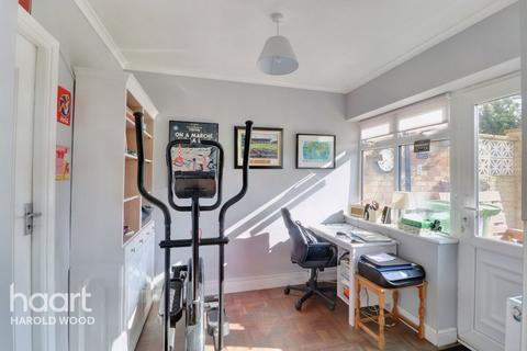 4 Lynross Close, Romford, RM3 0HB