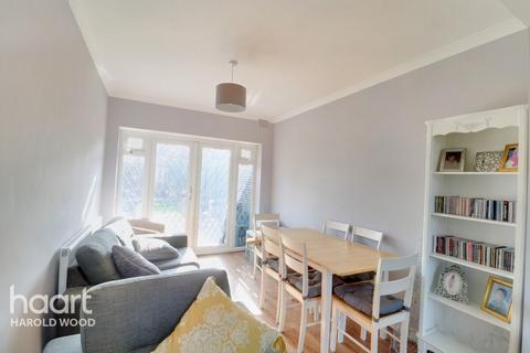 4 Lynross Close, Romford, RM3 0HB