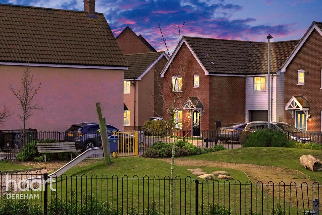 Yew Tree Way, Dereham 4 bed detached house for sale £350,000
