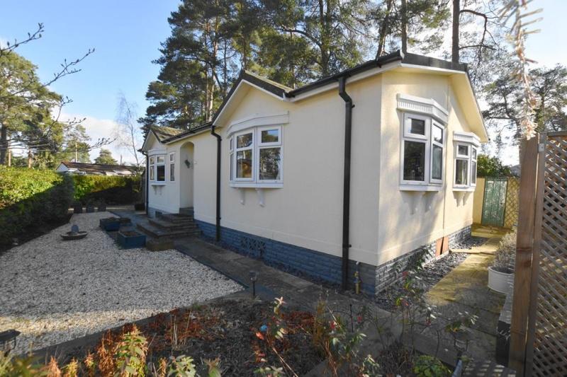 Lone Pine Park Ferndown BH22 8NA 2 bed park home £159,950
