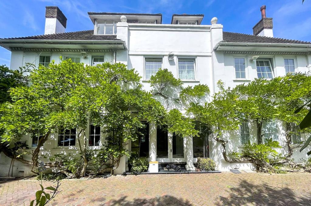 Priory Lane, Roehampton, London, SW15 7 bed detached house to rent £30,004 pcm (£6,924 pw)