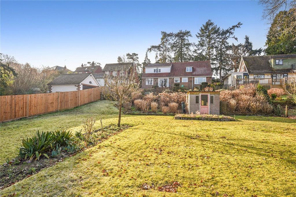 Stubbington Avenue, Whitehill, Hampshire, GU35 3 bed detached house for