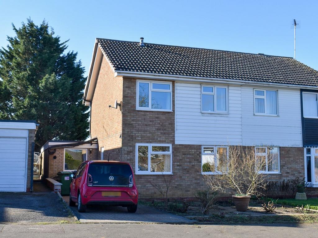 Highfields, Towcester, NN12 3 bed semidetached house £260,000