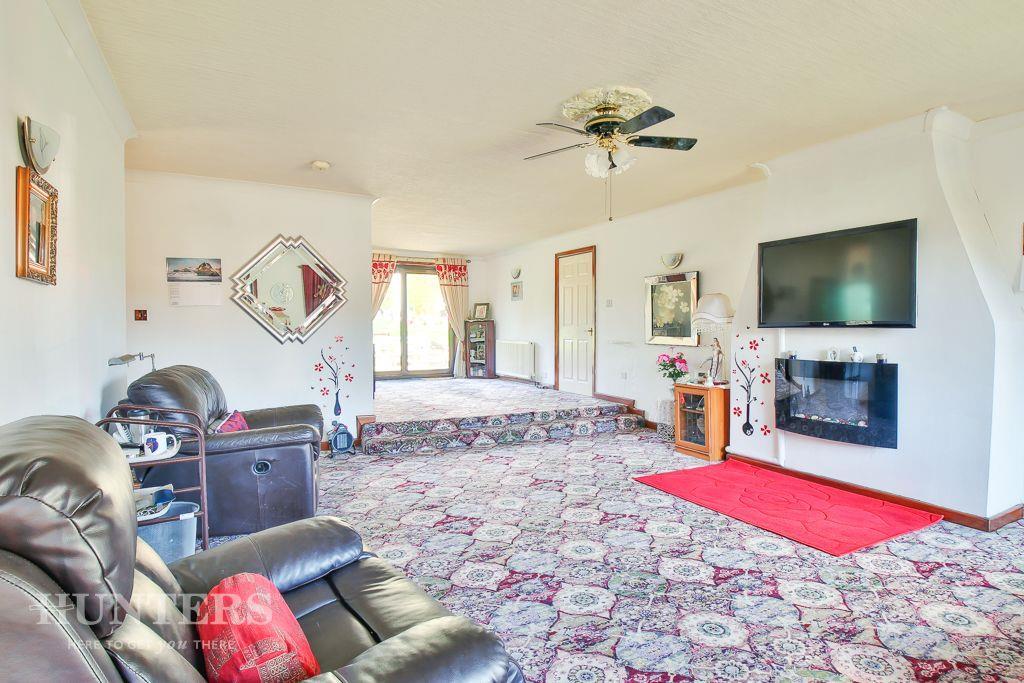Lounge/Dining Area