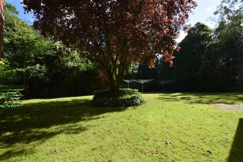 Studio to rent - Beaver Close, Hampton