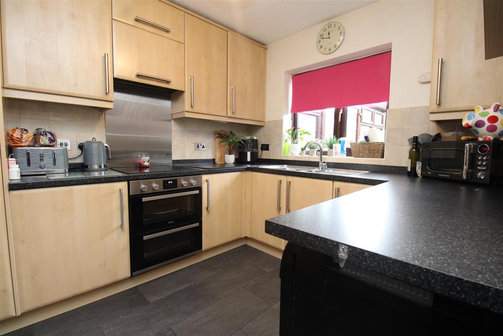 Rothwell Way, Botolph Green... 3 bed detached house £1,295 pcm (£299 pw)
