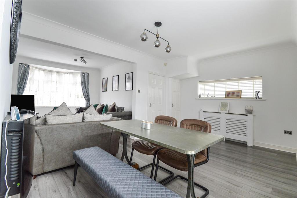'L' Shaped Lounge / Dining Room