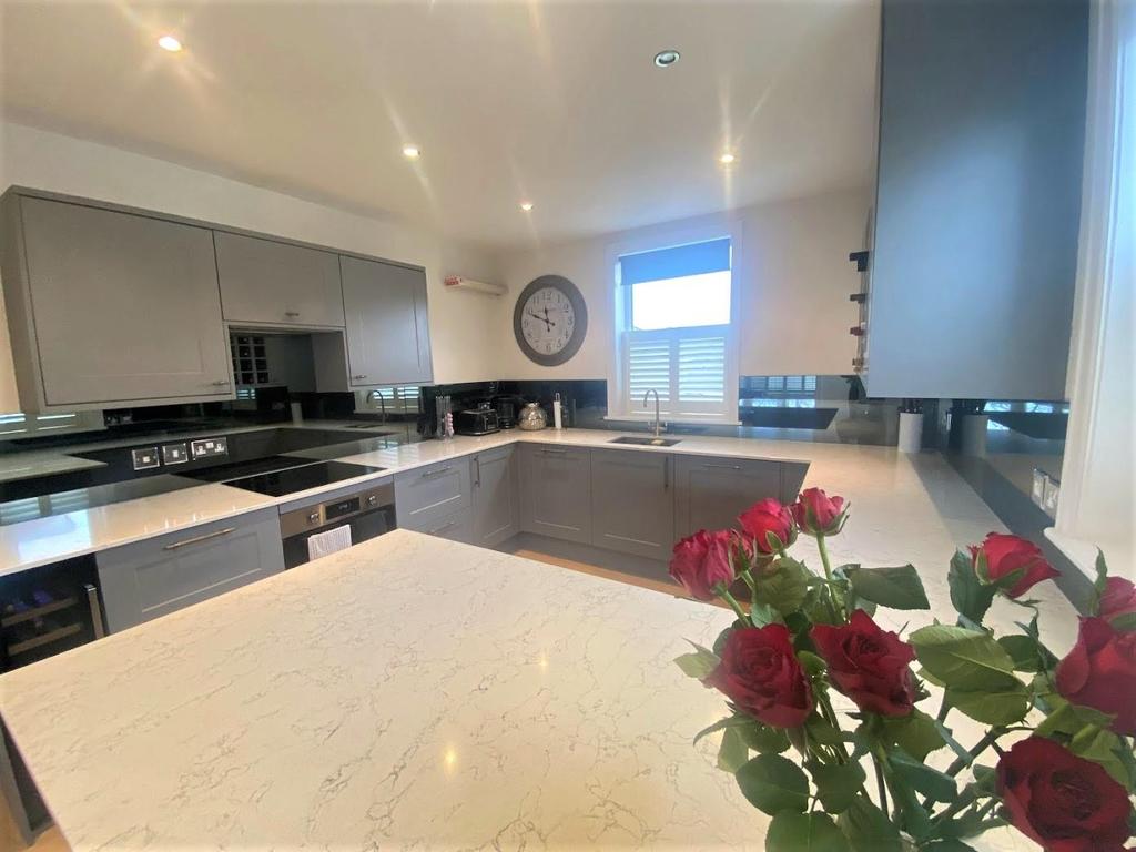 74 Leeds Road, Harrogate 2 bed apartment to rent £1,600 pcm (£369 pw)