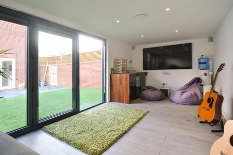 4 Dacey Drive, Upper Heyford, Bicester, OX25 5AA