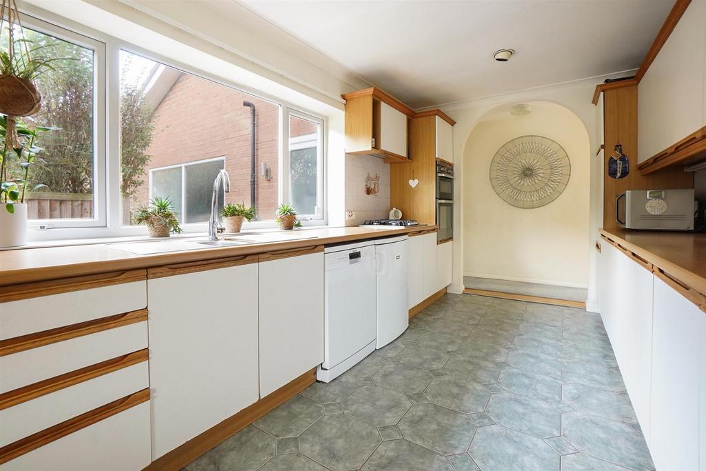 Paddock Lane, StratfordUponAvon 5 bed detached house £700,000
