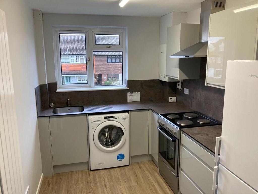 Victor Close, Hornchurch 2 bed flat £1,295 pcm (£299 pw)