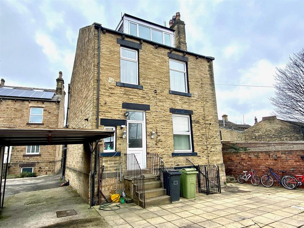 Huddersfield Road, Ravensthorpe Dewsbury 3 bed detached house £215,000