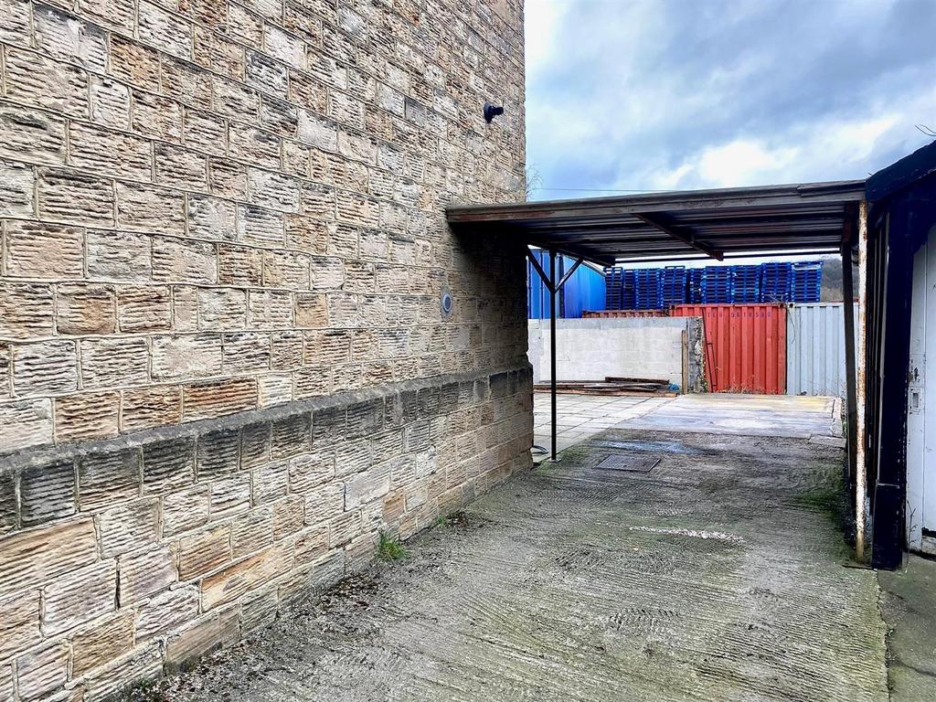 Huddersfield road 821 car port.jpg