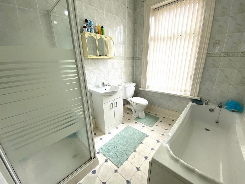 Huddersfield road 821 bathroom.jpg