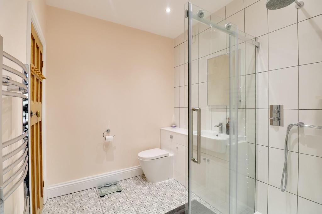 Bedroom One En-suite.jpg