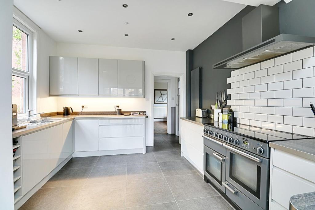 Kitchen (5).jpg