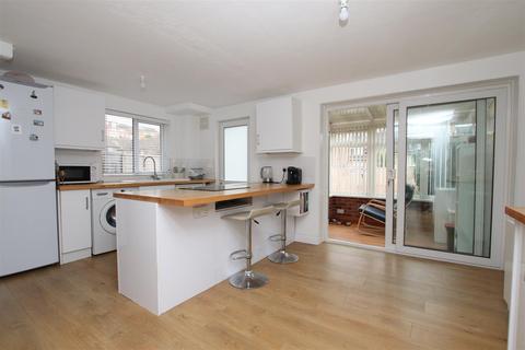 13 Farm Close, Exeter, EX2 5PJ