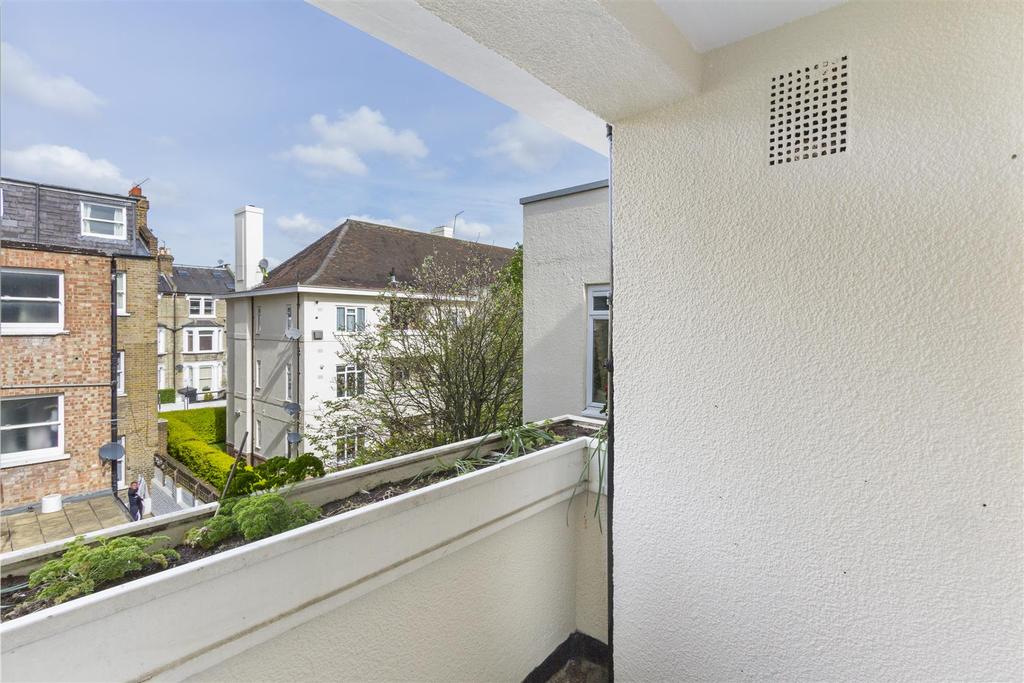 Westville Road, London W12 3 bed flat £2,297 pcm (£530 pw)