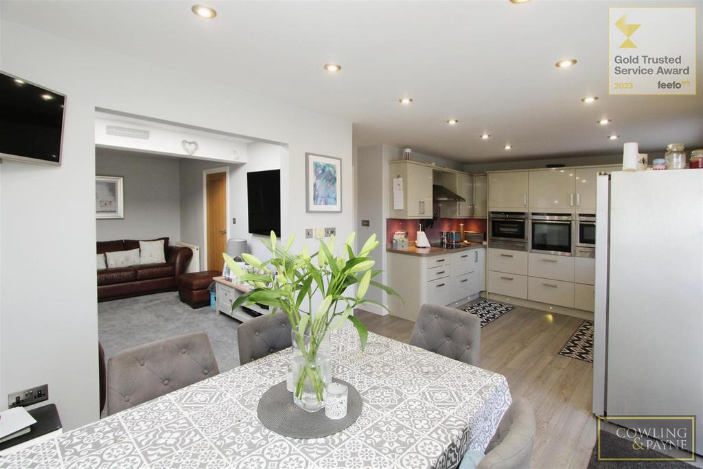 Elizabeth Drive, Wickford 2 bed semidetached bungalow £425,000