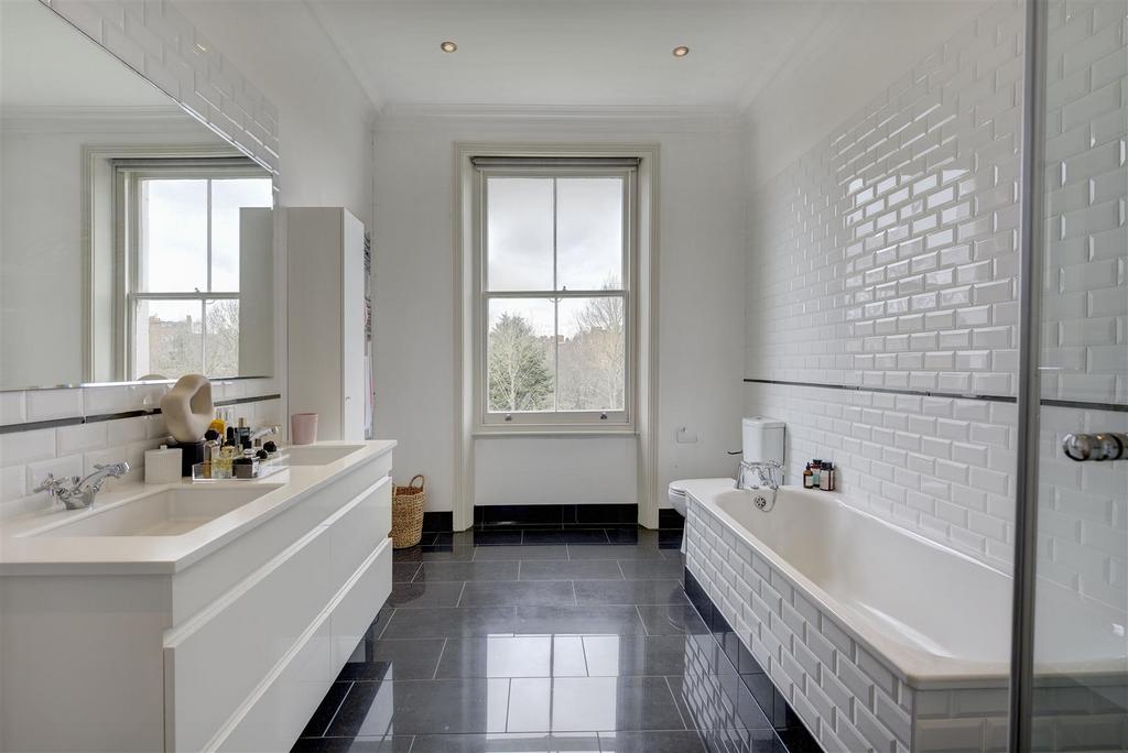 138 sutherland avenue 448 bath 01.jpg