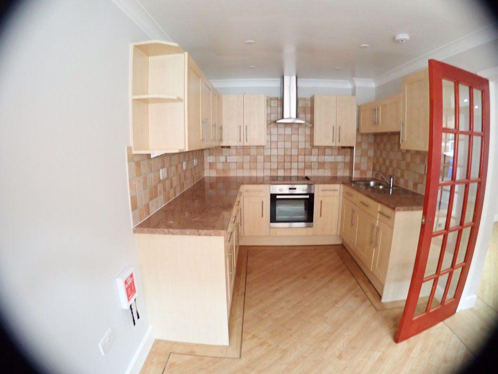 Russell Street Kettering 3 bed house £895 pcm (£207 pw)