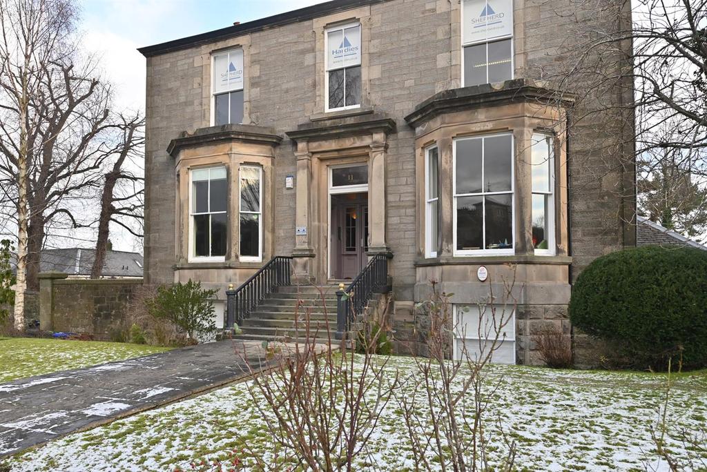 11C Gladstone Place, Stirling FK8 2NN 2 bed apartment £1,200 pcm (£