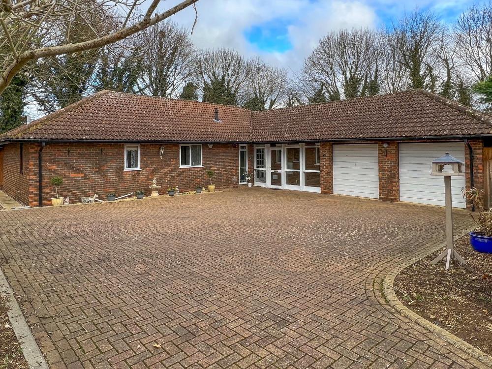 Millhayes, Great Linford, Milton Keynes 4 bed detached bungalow for