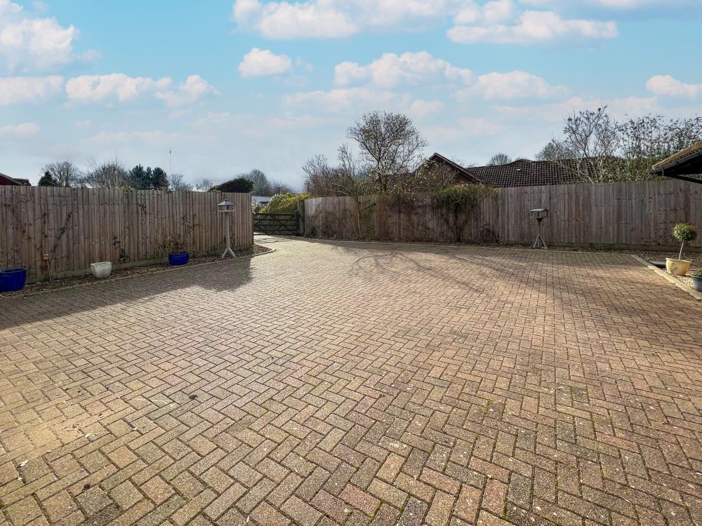 Millhayes, Great Linford, Milton Keynes 4 bed detached bungalow for