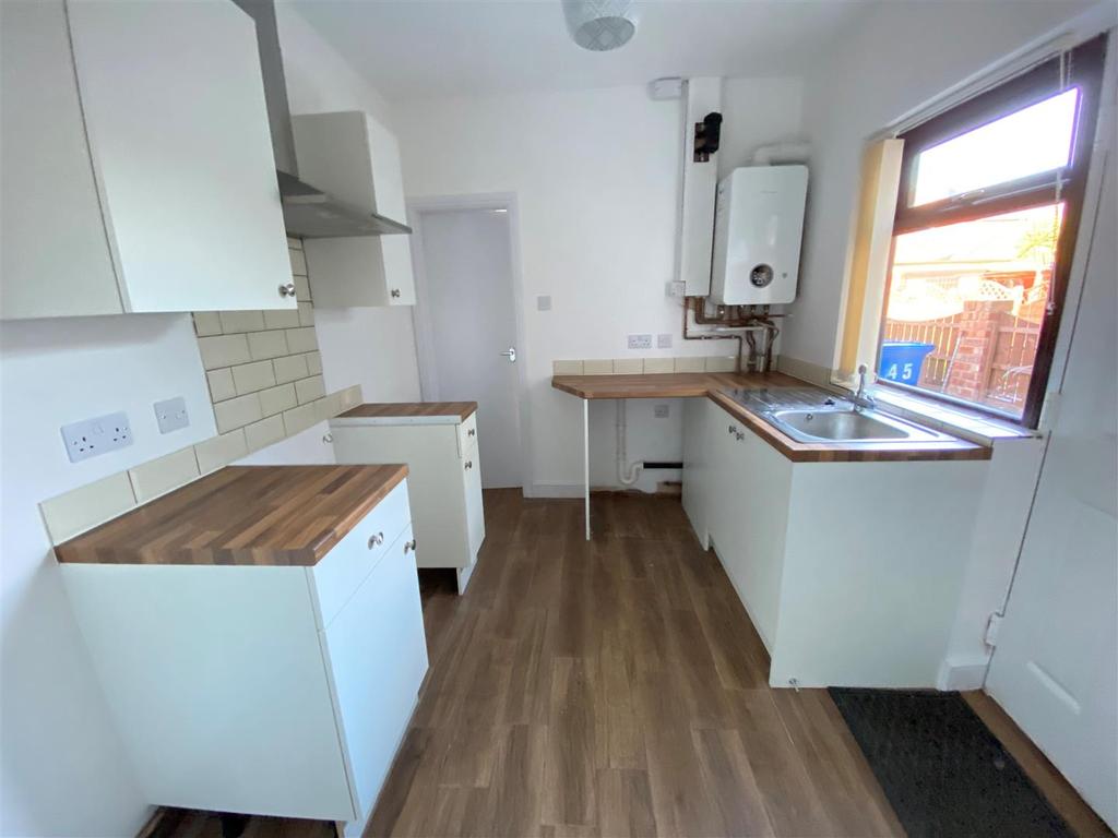Heaton Street, Chesterfield, Derbyshire 3 bed semidetached house £700 pcm (£162 pw)
