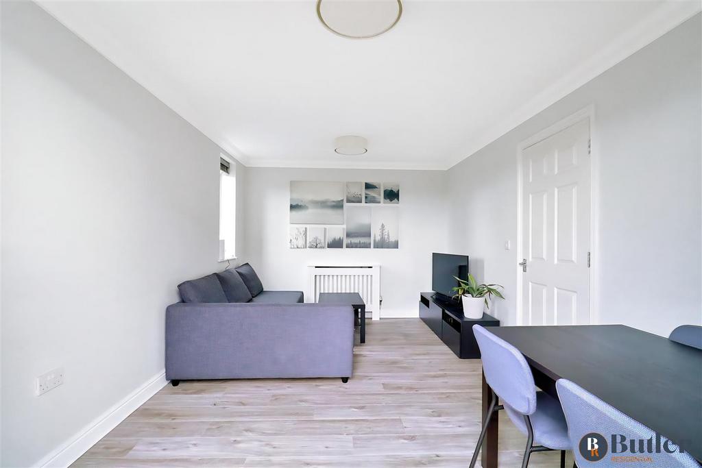 Longcroft Lane, Marston Moretaine... 2 bed flat £200,000