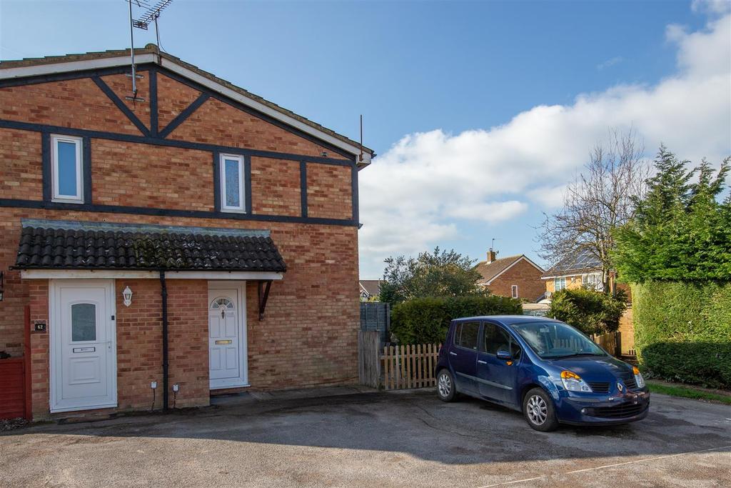 Swan Mead, Luton, Bedfordshire 1 bed cluster house £190,000