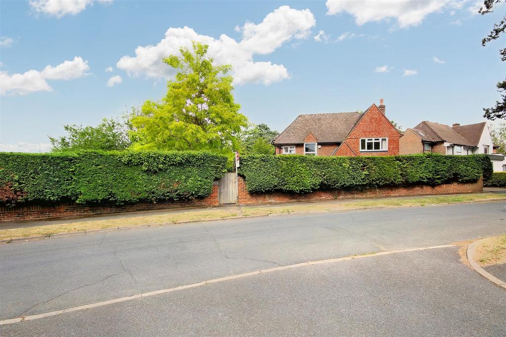 TALEWORTH ROAD, ASHTEAD KT21 4 bed detached house £899,999